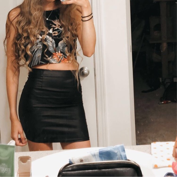 Black Halter top with palm leaves💛 - Picture 2 of 2